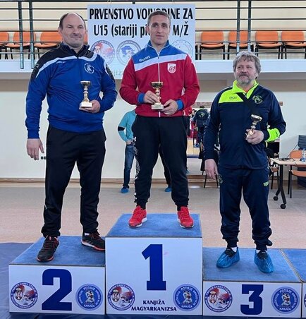 A dobogós csapatok edzői vehették át a serlegeket A dobogós csapatok edzői vehették át a serlegeket