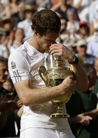 1. A világranglista második helyén álló Andy Murray hétfőn a BBC rádiónak azt nyilatkozta, hogy a miniszterelnökségért sem cserélné el a wimbledoni győzelmet – a képből ítélve, ahogy fogja a serleget, nincs értelme kételkedni a szavaiban (Fotó: Beta) 1. A világranglista második helyén álló Andy Murray hétfőn a BBC rádiónak azt nyilatkozta, hogy a miniszterelnökségért sem cserélné el a wimbledoni győzelmet – a képből ítélve, ahogy fogja a serleget, nincs értelme kételkedni a szavaiban (Fotó: Beta)