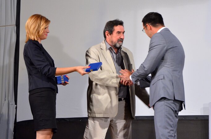 Siflis Zoltán átveszi a díjat Siflis Zoltán átveszi a díjat
