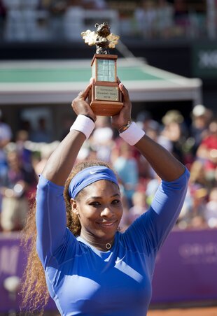 Serena Williams az 53. serlegével (Fotó: Beta/AP) Serena Williams az 53. serlegével (Fotó: Beta/AP)