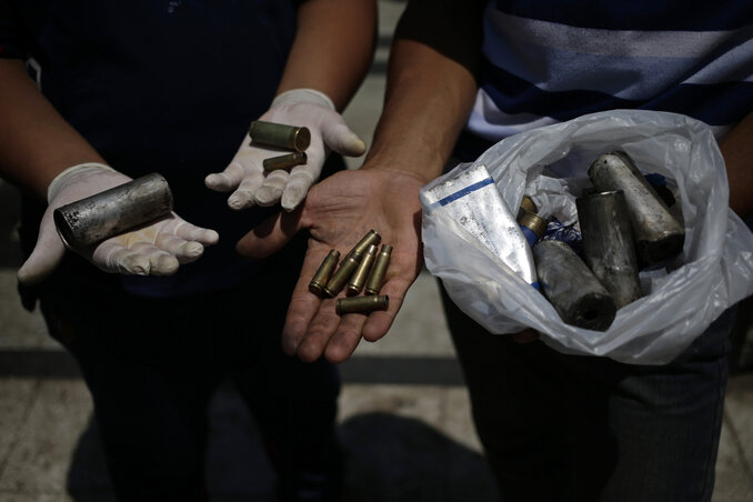 Ezekkel lőttek ránk – mutatják a golyó- és könnygázgránáthűzliket a Murszi-hívek (Fotó: Beta/AP)