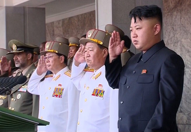 Kim Dzsong Un szalutál a háború befejezésének 60. évfordulója alkalmából tartott katonai parádén (Beta/AP) Kim Dzsong Un szalutál a háború befejezésének 60. évfordulója alkalmából tartott katonai parádén (Beta/AP)
