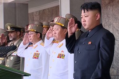 Kim Dzsong Un szalutál a háború befejezésének 60. évfordulója alkalmából tartott katonai parádén (Beta/AP)