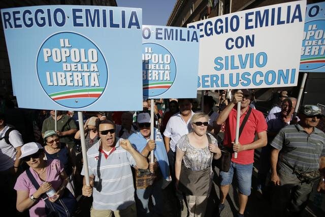 Egész Olaszországból érkeztek tegnap Berlusconi hívei a Róma központjában levő Grazioli-palota, a politikus római rezidenciája elé (Fotó:  Beta/AP)