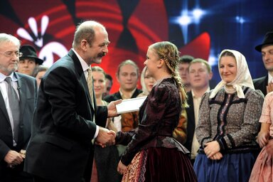 Kelemen László, a Hagyományok Háza főigazgatója átadja a díjat Csizmadia Annának