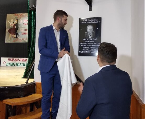 Fremond Árpád Kerekes Józseffel leleplezi a Deák Ferenc író tiszteletére állított emléktáblát (Fotó: Kónya-Kovács Otília) Fremond Árpád Kerekes Józseffel leleplezi a Deák Ferenc író tiszteletére állított emléktáblát (Fotó: Kónya-Kovács Otília)