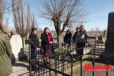 A Magyar Nemzeti Tanács nevében Tóth Ramóna és Bacsik Lőrinc Natália koszorúz (Vidács Hajnalka felvétele)