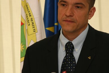 Dr. Korhecz Tamás: Nem pánikot kell kelteni, nem süllyed a Titanic, de mindenkinek meg kell értenie, hogy pengeélen járunk és meg kell ismernie az ehhez vezető okokat
