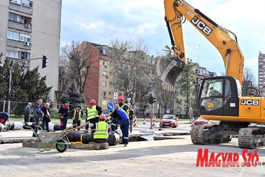 A belváros felől érkezve most nem autózhatunk a Kiszácsi utcában a vasúti felüljáró alatt, az autósoknak kerülőúton kell közlekedniük (Fotó: Ótos András felvétele)