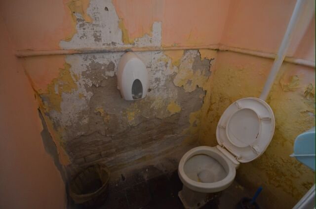  Csipkegyári capriccio 3. – ez a jobb állapotú toalett (Molnár Edvárd fotója)