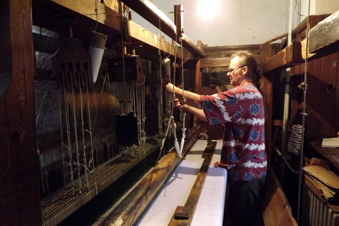 Ez a gyártási folyamat már csak Bezdánban látható (Fotó: Fekete J. József) Ez a gyártási folyamat már csak Bezdánban látható (Fotó: Fekete J. József)
