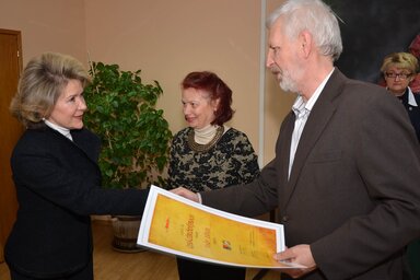 Fodor István szerkesztőnek Ökrész Rozália, a Magyar Szó Kft. igazgatója adta át az újságírói díjat, középen Varjú Márta, lapunk főszerkesztője (Fotó: Ótos András)
