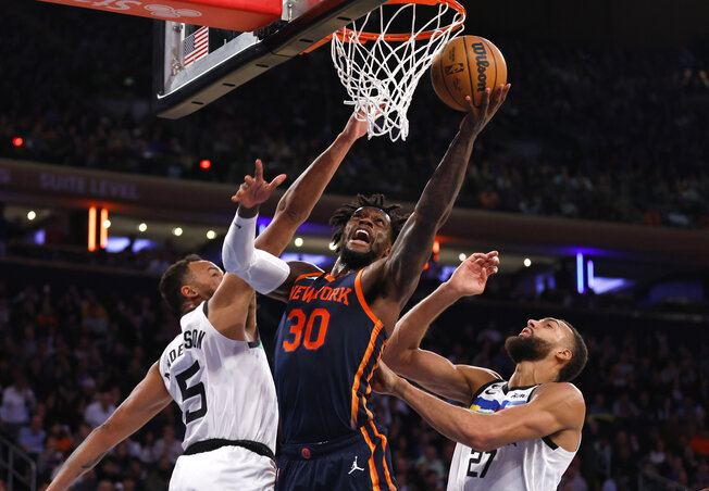 Randle tör kosárra Kyle Anderson (balról) és Rudy Gobert között (Fotó: Beta/AP)