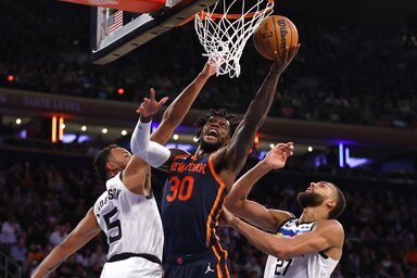 Randle tör kosárra Kyle Anderson (balról) és Rudy Gobert között (Fotó: Beta/AP)