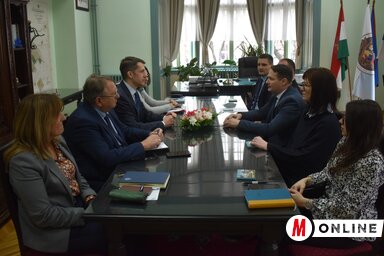 A dr. Pásztor Bálint vezette szabadkai önkormányzat képviselői és a Fremond Árpád vezette MNT-képviselők elsősorban a kulturális intézményekről folytattak eszmecserét (Fotó: Patyi Szilárd fe