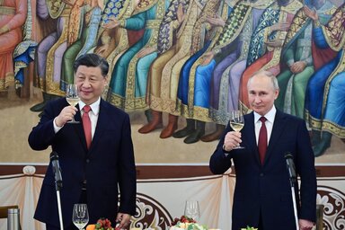 Hszi Csin-ping kínai államfő és Vlagyimir Putyin orosz elnök a moszkvai Kremlben tartott fogadáson kedden (Fotó: MTI/AP)
