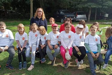 Szűcs Karolina az ifjú tűzoltókkal