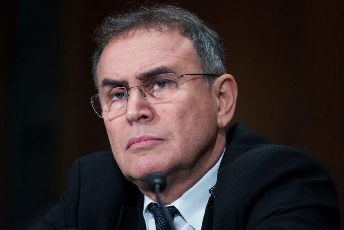 Nouriel Roubini, akit borúlátó előrejelzései miatt dr. Végzetként (Dr. Doom) is emlegetnek Nouriel Roubini, akit borúlátó előrejelzései miatt dr. Végzetként (Dr. Doom) is emlegetnek