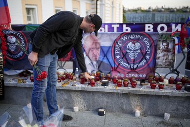 Egy férfi gyertyát és virágot vitt egy falhoz a Kreml közelében, ahol a moszkvaiak a Wagner-csoport tragikusan elhunyt vezetőire emlékeznek (Fotó: AP via Beta)