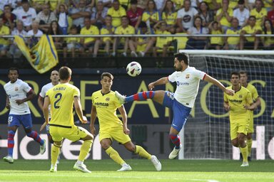 A Barcelona új szerzeménye, Ilkay Gündogan ügyeskedik a Villareal ellen (Beta/AP)