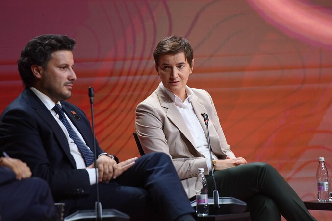 Dritan Abazović montenegrói kormányfő és Ana Brnabić a nyugat-balkáni országok integrációját fókuszba helyező panelbeszélgetésen (Fotó: STA via Beta)