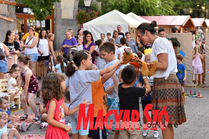 A gyerekek érdeklődve simogatták meg a bábokat (Fotó: Molnár Edvárd)