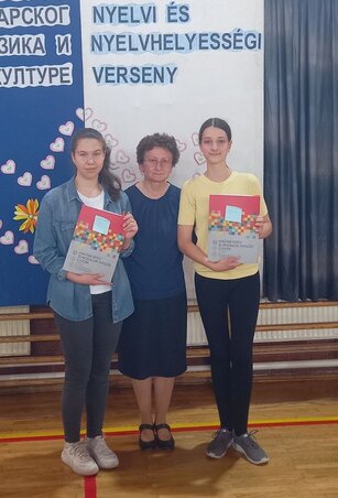 Józsa Zsuzsanna és a győztes diákok Józsa Zsuzsanna és a győztes diákok