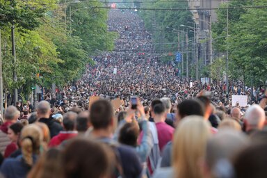 A szervezők szerint egyre tömegesebbek lesznek a tüntetések (Fotó: Danas)