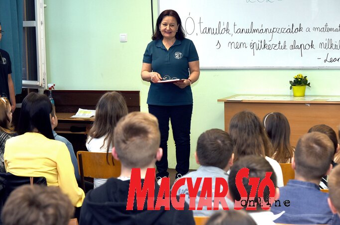 Csikós Pajor Gizella, a Bolyai Tehetséggondozó Gimnázium és Kollégium igazgatója osztotta ki az okleveleket (Gergely Árpád felvétele) Csikós Pajor Gizella, a Bolyai Tehetséggondozó Gimnázium és Kollégium igazgatója osztotta ki az okleveleket (Gergely Árpád felvétele)