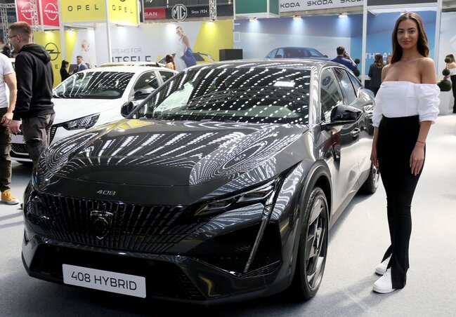 A Peugeot 408 az autós újságírók választásában vitte el a pálmát, azaz megosztotta az első helyet az Opel Mokkával A Peugeot 408 az autós újságírók választásában vitte el a pálmát, azaz megosztotta az első helyet az Opel Mokkával
