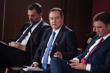 A bledi fórum keretében tartott panelbeszélgetésen Ivica Dačić (középütt) amondó volt, ilyen konferenciákat a '90-es évek háborúi előtt lett volna igazán célzerű szervezni (Fotó: Tamino Petelinšek/STA via Beta)