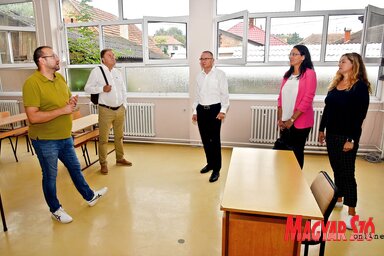 Megtekintették a földszinten felújított tantermeket (Gergely Árpád felvétele)