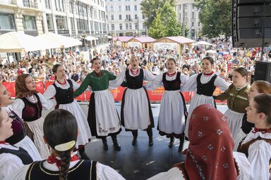 Csárdásfesztivál a Vörösmarty téren, Budapesten (Fotó: MTI)
