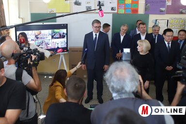 Aleksandar Vučić átadja az okostáblát (Lakatos János felvétele)