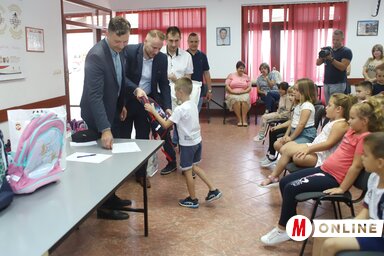 Az elsőbe indulók átveszik a csomagokat (Lakatos János felvétele)