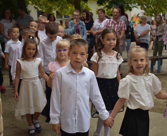 A diákok izgatottan várják az új tanévet a csantavéri Hunyadi János Általános Iskolában (Juhász Kozma Szuzanna felvétele)