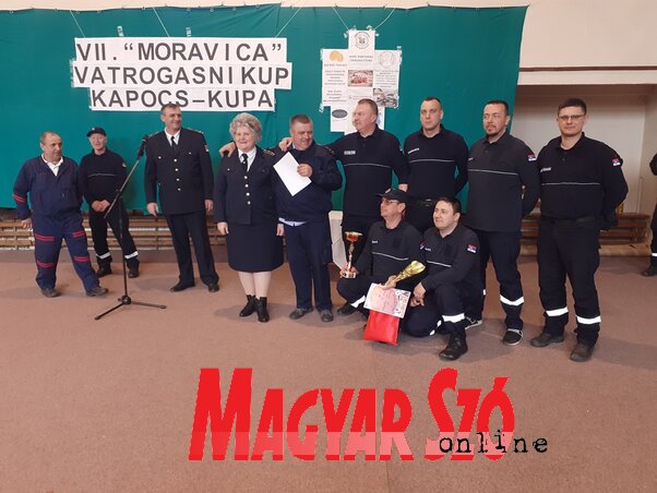 A Moravicai Önkéntes Tűzoltótestület átveszi a Kapocs Kupa vándorserlegét (Fotó: Kazinczy Paszterkó Diana)