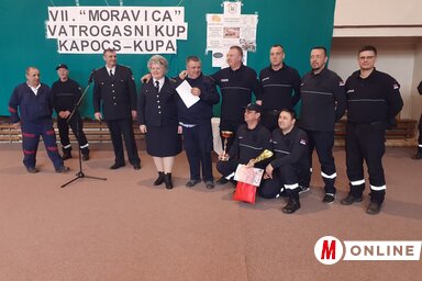 A Moravicai Önkéntes Tűzoltótestület átveszi a Kapocs Kupa vándorserlegét (Fotó: Kazinczy Paszterkó Diana)