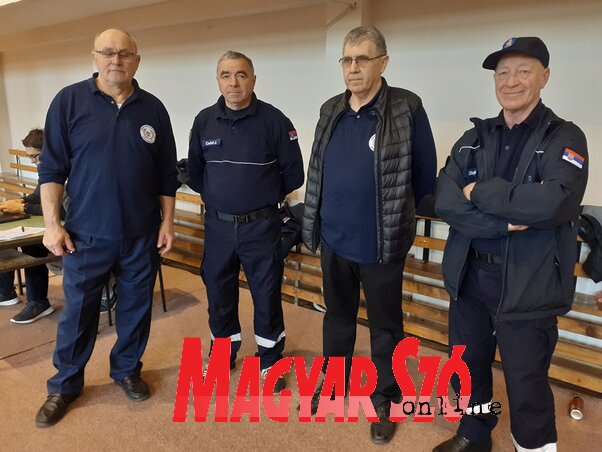 A bácskossuthfalvi tűzoltóság doyenjei azt tárgyalják éppen, hogy a verseny feladatát nem egyszerű teljesíteni, és idén a csapatok teljesítménye nem tükrözte a valódi képességeiket. A képen Fodor Zoltán, aki 1986 óta bíróként tevékenykedik a tűzoltóversen A bácskossuthfalvi tűzoltóság doyenjei azt tárgyalják éppen, hogy a verseny feladatát nem egyszerű teljesíteni, és idén a csapatok teljesítménye nem tükrözte a valódi képességeiket. A képen Fodor Zoltán, aki 1986 óta bíróként tevékenykedik a tűzoltóversen