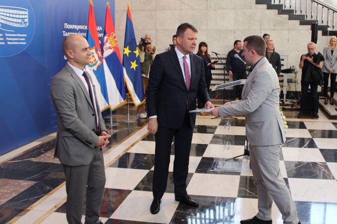 Radivoj Debeljački, Szenttamás polgármestere átveszi a támogatásról szóló szerződést Igor Mirovićtól, a tartományi kormány elnökétől (Fotó: Aleksandar Berić)
