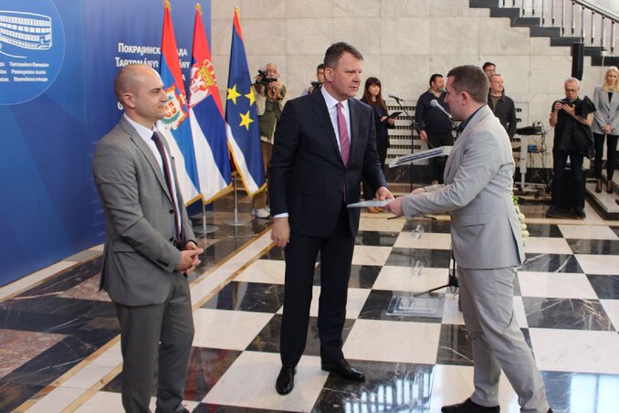 Radivoj Debeljački, Szenttamás polgármestere átveszi a támogatásról szóló szerződést Igor Mirovićtól, a tartományi kormány elnökétől (Fotó: Aleksandar Berić) Radivoj Debeljački, Szenttamás polgármestere átveszi a támogatásról szóló szerződést Igor Mirovićtól, a tartományi kormány elnökétől (Fotó: Aleksandar Berić)