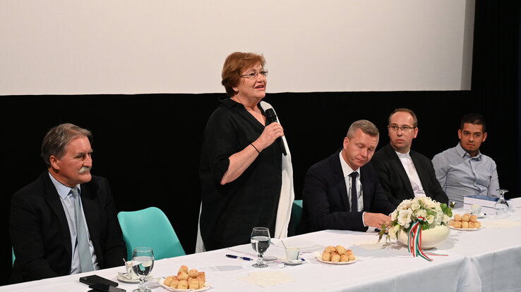 Szili Katalin miniszterelnöki főtanácsadó előadást tart a Limes-Anavum regionális honismereti társulás rendezvényén Párkányban (Fotó: MTI)