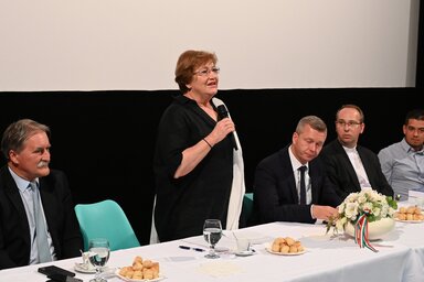 Szili Katalin miniszterelnöki főtanácsadó előadást tart a Limes-Anavum regionális honismereti társulás rendezvényén Párkányban (Fotó: MTI)