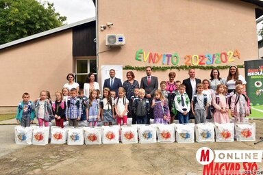 Na centralnoj svečanosti otvaranja školske godine u Hajdukovu, đaci prvaci su dobili paket školskog pribora i đačku torbu (Foto: Edvard Molnar)