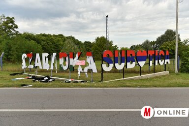Razbijen je natpis kod ulaza u Palić (Foto: Edvard Molnar)