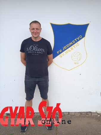 Szabó László a klub címerével (a szerző felvétele)
