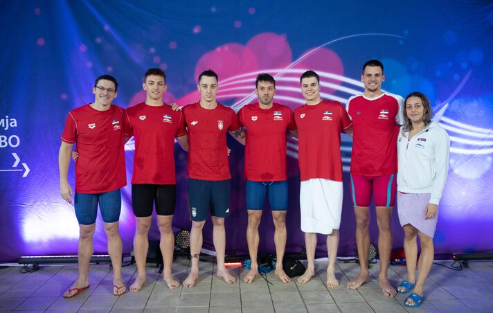 Szilágyi (balról a negyedik) az őt búcsúztató úszók társaságában (Fotó: Szerb Úszószövetség)