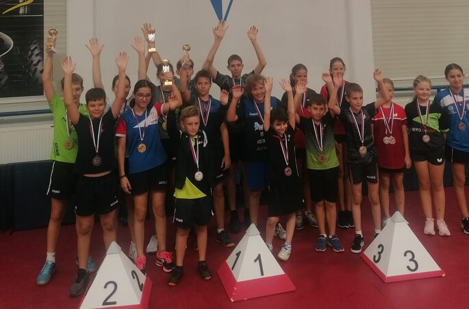 A város napjára szervezett asztalitenisz-torna dobogósai (Fotó: Spartacus Asztaliteniszklub) A város napjára szervezett asztalitenisz-torna dobogósai (Fotó: Spartacus Asztaliteniszklub)