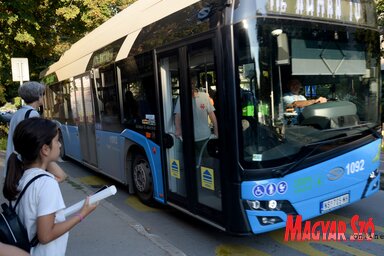 Az elektromos buszok már bő negyed éve kiszolgálják az újvidékieket, valóban csendesek, minden jel szerint jól beválnak (Dávid Csilla felvétele)