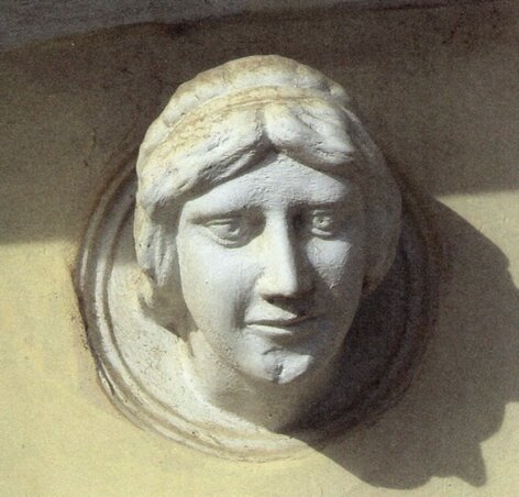 Hercegszöllősi lakóház kapuja feletti gipsz női fej (Fotó: Lábadi Károly)